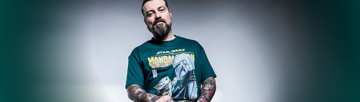 May the 4th is coming soon. / Maître Chris Hermsdörfer de BEYOND THE BLACK trouve votre manque de merch STAR WARS consternant ! / Commander vous devez.