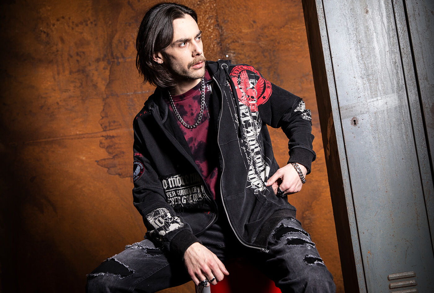 Original Sinners / Ici, il ne s&rsquo;agit pas de jouer la s&eacute;curit&eacute;. La collection Original Sinners incarne un streetwear inspir&eacute; du rock et de l&rsquo;univers biker : brut, rebelle et authentique. Des palettes sombres et d&eacute;lav&eacute;es, des effets us&eacute;s et une esth&eacute;tique tatouage cr&eacute;ent un langage visuel clair. Cr&acirc;nes, ailes, croix et &eacute;l&eacute;ments h&eacute;raldiques rencontrent une typographie d&rsquo;inspiration vintage : chaque pi&egrave;ce devient un v&eacute;ritable statement avec une forte identit&eacute;.Des imprim&eacute;s &eacute;labor&eacute;s, du front print &agrave; l&rsquo;allover, se m&ecirc;lent &agrave; des broderies, des patches et des surfaces textur&eacute;es. Lacets, bandes, bords bruts et d&eacute;tails destroyed apportent profondeur et attitude, tandis que les effets tie-dye et acid wash cr&eacute;ent une patine pleine de caract&egrave;re. Les silhouettes sont &eacute;prouv&eacute;es et coup&eacute;es avec pr&eacute;cision : T-shirts et hauts manches longues moulants, ainsi que des pi&egrave;ces &agrave; superposer comme des sweats &agrave; capuche, des vestes zipp&eacute;es et des gilets. Pour toi, des coupes f&eacute;minines cintr&eacute;es avec des accents subtils ; pour lui, des lignes masculines et ajust&eacute;es. Des coupes classiques, modernis&eacute;es avec soin.Original Sinners, c&rsquo;est du rockwear avec du caract&egrave;re : un style sans compromis, une r&eacute;alisation de qualit&eacute; et loin des tendances &eacute;ph&eacute;m&egrave;res. Pour toi qui n&rsquo;as pas besoin d&rsquo;expliquer ton style : tu le portes. Des looks rock intemporels, r&eacute;interpr&eacute;t&eacute;s pour aujourd&rsquo;hui et faits pour la rue. Original Sinners : fait pour les insoumis. / Découvrir !