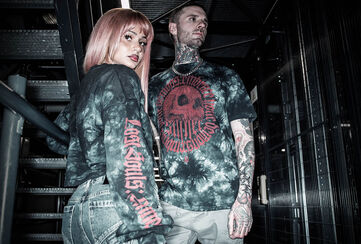 Lost Souls / Lost Souls combines youthful streetwear styles with a dark, modern aesthetic. Deep tie-dye washes in black and red meet raw-looking graphics and striking prints, lending each piece a mystical intensity.The collection features precise, contemporary cuts: T-shirts, hoodies, jumpers, cropped tops and joggers create urban silhouettes that look casual, modern and full of character. Textured details, patches and wash effects enhance the individual look. / Découvrir !