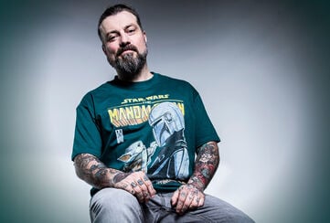 May the 4th is coming soon. / Maître Chris Hermsdörfer de BEYOND THE BLACK trouve votre manque de merch STAR WARS consternant ! / Commander vous devez.