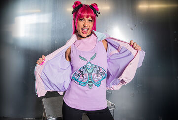 Creepy Pastels / Creepy Pastels m&ecirc;le des tons pastel d&eacute;licats, des d&eacute;grad&eacute;s doux et des rayures &agrave; une touche &eacute;trangement charmante. Papillons de nuit morbides, lapins fantaisistes et illustrations d&eacute;taill&eacute;es composent un univers &agrave; la fois l&eacute;ger et myst&eacute;rieux, port&eacute; par des couleurs acidul&eacute;es, des silhouettes ludiques et des &eacute;l&eacute;ments graphiques accrocheurs. Le mot d&rsquo;ordre : creepy but gorgeous &mdash; color&eacute;, original et subtilement sombre.Sweats &agrave; capuche, cardigans, tops et pi&egrave;ces &agrave; superposer incarnent cette esth&eacute;tique en combinant des coupes confortables avec des imprim&eacute;s marquants. La collection s&rsquo;adresse &agrave; celles et ceux qui aiment l&rsquo;univers des pastels sans renoncer &agrave; sa part d&rsquo;ombre, un style entre r&ecirc;ve et fascination &eacute;trange, doux en apparence mais travers&eacute; de nuances plus sombres. / Découvrir !