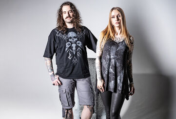 Beaks, Claws & Skulls / Duik in de duistere wereld van Beaks, Claws & Skulls. De Black Premium herfst/wintercollectie 2026 haalt inspiratie uit raven, roofvogels en schedels en geeft gothic symboliek een moderne, rauwe twist. Voor vrouwen &eacute;n mannen. &nbsp;Zwart voert de boventoon, aangevuld met subtiele grijstinten en verwassen nuances die de collectie een gedragen vintage look geven. Schedels, raven, veren, klauwen en skeletdetails vormen de rode draad en duiken op in krachtige graphics, opvallende prints en subtiele details. Vrouwelijke silhouetten gaan moeiteloos samen met stoerdere pieces, waarbij Romantic Goth en Alternative Streetwear elkaar ontmoeten. &nbsp;Het resultaat: een look die tegelijkertijd elegant, rauw en rebels aanvoelt. De artworks combineren anatomische illustraties, gothic vogelmotieven en de klassieke tattoo-esthetiek. Dood, natuur en duisternis komen samen in een mysterieuze beeldwereld die allesbehalve braaf is. / Check het nu