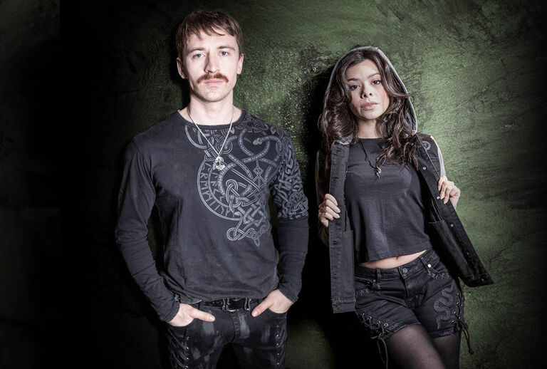 Celtic Snake / La collection Black Premium by EMP est brute, puissante et charg&eacute;e de symboles. Au c&oelig;ur du design : le serpent, symbole ancestral de force, de transformation et d&rsquo;invincibilit&eacute;. Associ&eacute; &agrave; de puissants motifs de n&oelig;uds celtiques, il cr&eacute;e un style qui ne demande pas la permission.... il affirme sa personnalit&eacute;.Nous avons d&eacute;velopp&eacute; des imprim&eacute;s et broderies exclusifs, dessin&eacute;s avec des d&eacute;tails nets et sans compromis, qui rendent chaque pi&egrave;ce imm&eacute;diatement reconnaissable. L&rsquo;ensemble est compl&eacute;t&eacute; par des finitions sp&eacute;ciales comme des boutons personnalis&eacute;s et des embouts de cordons con&ccedil;us sur mesure, qui rendent chaque v&ecirc;tement unique.Cette collection est faite pour attirer les regards. Trace ta propre voie avec la collection Celtic Snake de Black Premium by EMP ! / Découvrir !