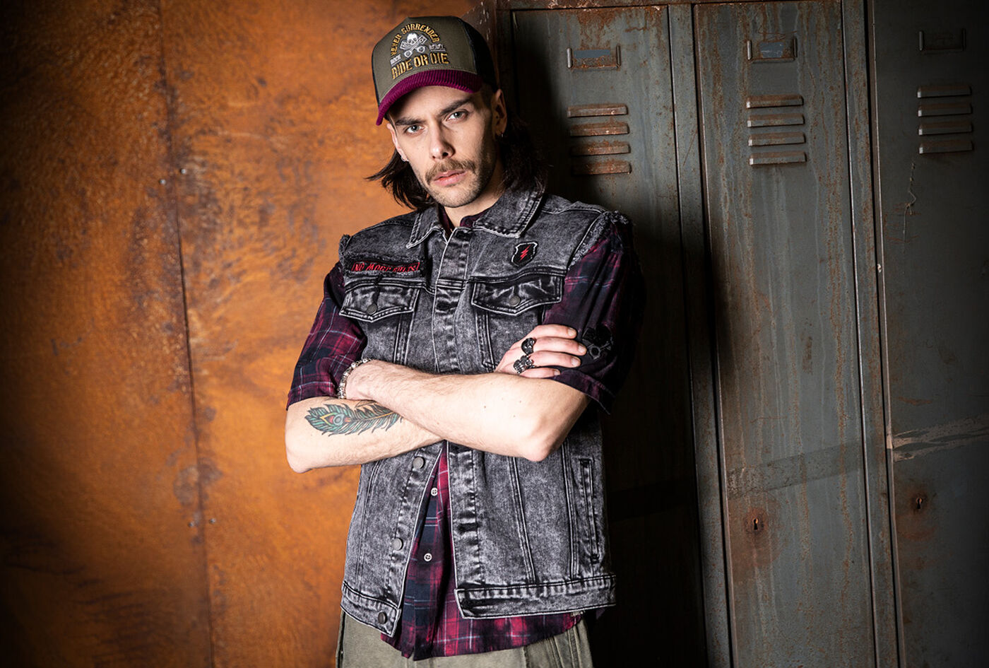 Free Spirit / La collection Free Spirit apporte une touche vintage rafra&icirc;chissante &agrave; votre style : un m&eacute;lange d'esth&eacute;tiques vintage et rockabilly saisissantes, rehauss&eacute; d'imprim&eacute;s animaliers accrocheurs et d'une finition moderne d&eacute;lav&eacute;e &agrave; l'huile. Chaque look d&eacute;gage une impression d&eacute;lib&eacute;r&eacute;ment d&eacute;lav&eacute;e, authentique et rebelle, tout en restant intemporel.Les motifs classiques apparaissent sous un nouveau jour et se transforment en pi&egrave;ces rockabilly d&eacute;contract&eacute;es. &Agrave; cela s'ajoutent des pi&egrave;ces s&eacute;lectionn&eacute;es telles que des shorts de plage, des doudounes, des casquettes de camionneur &agrave; visi&egrave;re en velours c&ocirc;tel&eacute; et des ceintures assorties qui capturent parfaitement l'esprit libre de la collection. / Découvrir !