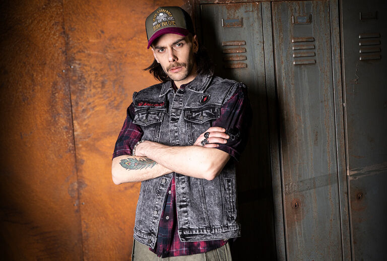 Free Spirit / The Free Spirit collection brings a fresh vintage vibe to your style: a mix of striking vintage and rockabilly aesthetics, enhanced with eye-catching animal prints and a modern oil wash finish. Every look has a deliberately washed-out, authentic and rebellious feel &ndash; yet remains timeless.Classic motifs appear in a new light and are transformed into casual rockabilly statements. Added to this are selected pieces such as beach shorts, puffer styles, trucker caps with corduroy visors and matching belts that perfectly capture the free-spirited vibe.The focus is on shirts, T-shirts, tops and leggings, all with a genuine vintage look and feel, oil wash treatment and animal prints that define the collection's unmistakable retro character. / Découvrir !