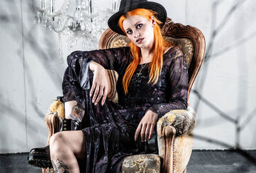 Mystical Woods / Mystical Woods t&rsquo;emm&egrave;ne dans un univers whimsigoth : herbes de sorci&egrave;re, papillons de nuit et &eacute;l&eacute;ments c&eacute;lestes sont imprim&eacute;s, brod&eacute;s et emboss&eacute;s sur des tissus fluides. L&rsquo;inspiration vient des tenues vaporeuses de Stevie Nicks et de classiques de la culture pop autour des sorci&egrave;res comme Charmed. Ce style &laquo; whimsigoth &raquo; est la petite s&oelig;ur plus color&eacute;e et plus jeune du style gothique romantique.L&rsquo;un des points forts de la collection d&rsquo;&eacute;t&eacute; est un chapeau &agrave; large bord en feutre de laine 100 % de haute qualit&eacute;, avec une broderie &agrave; l&rsquo;int&eacute;rieur du bord. Nous avons choisi 100 % laine pour garantir une qualit&eacute; optimale, afin que tu puisses profiter longtemps de cet article. / Découvrir !