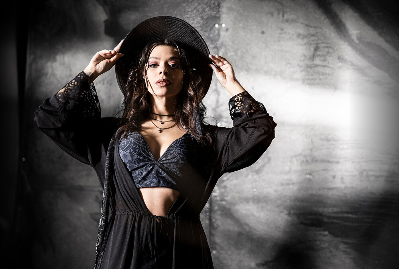 Rooted In Reverence / Cette collection "Rooted in Reverence" associe des tons de base sombres &agrave; un m&eacute;lange de formes florales et de motifs de n&oelig;uds celtiques, cr&eacute;ant une atmosph&egrave;re &agrave; la fois apaisante et mystique. Les dessins semblent entrelac&eacute;s et &eacute;voquent des structures organiques ainsi que des symboles anciens.Selon les mod&egrave;les, les motifs apparaissent sous forme de broderies, d&rsquo;imprim&eacute;s plac&eacute;s ou de motifs sur toute la surface, r&eacute;alis&eacute;s sur des mati&egrave;res d&eacute;lav&eacute;es, des coupes fluides et des silhouettes modernes qui mettent en valeur la richesse des d&eacute;tails. Gr&acirc;ce &agrave; l&rsquo;imprim&eacute; for&ecirc;t d&eacute;licat et aux mati&egrave;res au rendu patin&eacute;, la collection gagne en profondeur naturelle et s&rsquo;accorde harmonieusement avec les &eacute;l&eacute;ments floraux et celtiques. / Découvrir !