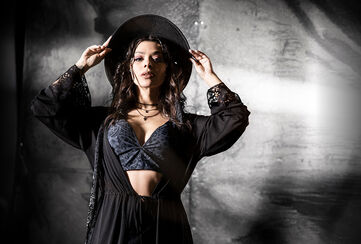 Rooted In Reverence / Cette collection "Rooted in Reverence" associe des tons de base sombres &agrave; un m&eacute;lange de formes florales et de motifs de n&oelig;uds celtiques, cr&eacute;ant une atmosph&egrave;re &agrave; la fois apaisante et mystique. Les dessins semblent entrelac&eacute;s et &eacute;voquent des structures organiques ainsi que des symboles anciens.Selon les mod&egrave;les, les motifs apparaissent sous forme de broderies, d&rsquo;imprim&eacute;s plac&eacute;s ou de motifs sur toute la surface, r&eacute;alis&eacute;s sur des mati&egrave;res d&eacute;lav&eacute;es, des coupes fluides et des silhouettes modernes qui mettent en valeur la richesse des d&eacute;tails. Gr&acirc;ce &agrave; l&rsquo;imprim&eacute; for&ecirc;t d&eacute;licat et aux mati&egrave;res au rendu patin&eacute;, la collection gagne en profondeur naturelle et s&rsquo;accorde harmonieusement avec les &eacute;l&eacute;ments floraux et celtiques. / Découvrir !