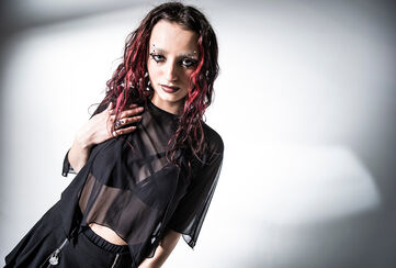 The Void / Cette collection vous plonge dans l'univers de l'esth&eacute;tique nu-goth : un noir profond, des motifs occultes, des symboles dessin&eacute;s &agrave; la main, des imprim&eacute;s "all-over" repr&eacute;sentant des yeux et des illustrations mystiques. Inspir&eacute;e par cette citation de Nietzsche : "Si tu regardes assez longtemps dans le vide, le vide finit par te regarder &agrave; travers toi", elle donne naissance &agrave; un look qui donne l'impression que l'ab&icirc;me lui-m&ecirc;me vous fixe en retour.Des silhouettes oversize, des d&eacute;tails vieillis, des &eacute;l&eacute;ments en maille fine et des accents m&eacute;talliques cr&eacute;ent une attitude moderne de sorci&egrave;re sombre. Des motifs illustr&eacute;s, des cha&icirc;nes et des structures en maille flottantes, partiellement vieillies, associent des pi&egrave;ces de mode &agrave; l&rsquo;atmosph&egrave;re sombre et cool du style nu-goth &mdash; sans tomber dans le romantisme, mais plut&ocirc;t dans le brut, le cool et l&rsquo;&eacute;nigmatique. / Découvrir !