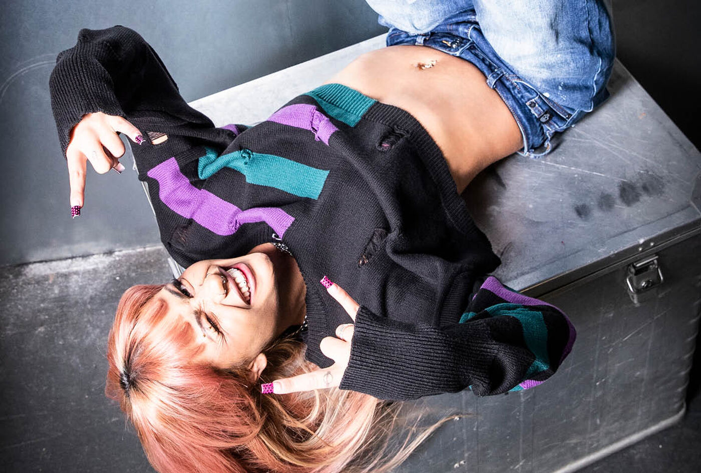 Cute Morbid / This Full Volume by EMP collection plays with an appealing contrast: sweet and morbid, as well as soft and dark. Deep black tones form the basis, while accents in dreamy purple and mystical petrol create an almost ethereal atmosphere.Oversized fits create a relaxed yet dramatic silhouette &ndash; perfect for showcasing the striking designs. Holographic prints and contrasting stripes catch the light and give each piece a shimmering twist.Because behind the cute exterior lies a dark little secret: a butterfly with a one-sided rib cage, a bunny with an open chest &ndash; symbols that redefine cuteness and add a touch of spooky aesthetics. / Découvrir !